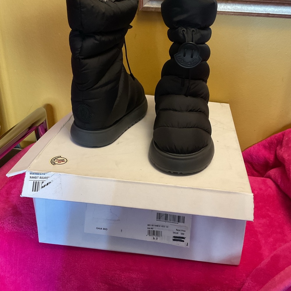 NWT - Moncler Gaia Mid without pocket / box included Proof of Authenticity. - Picture 4 of 14